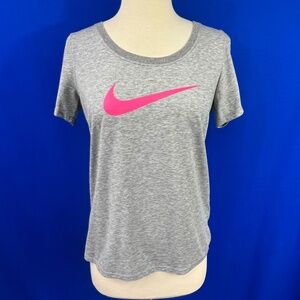 🔥2/$10 |•NIKE•| Grey Athletic Top Pink Swoosh Size Small